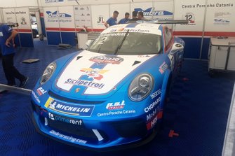 La Porsche di Davide Di Benedetto, Ombra Racing, nel garage