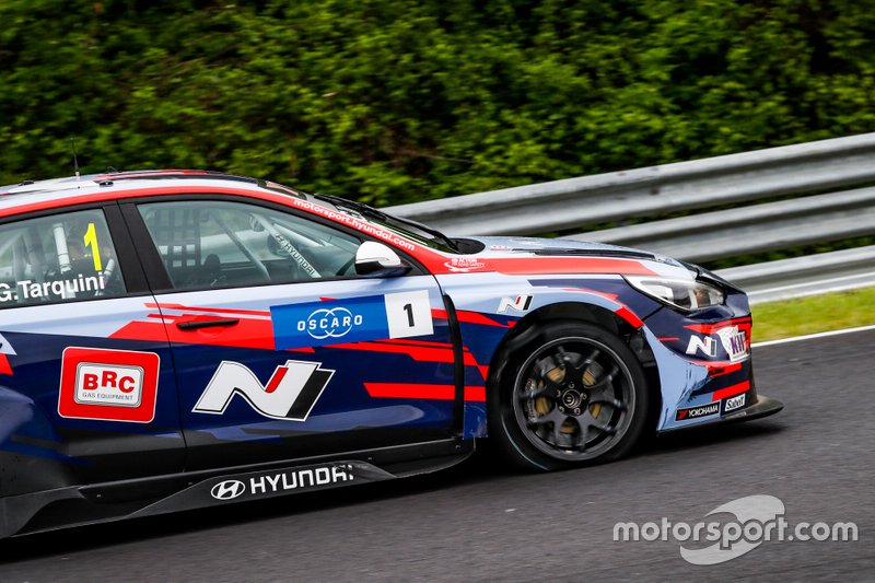 Gabriele Tarquini, BRC Hyundai N Squadra Corse Hyundai i30 N TCR, con uno pneumatico a terra