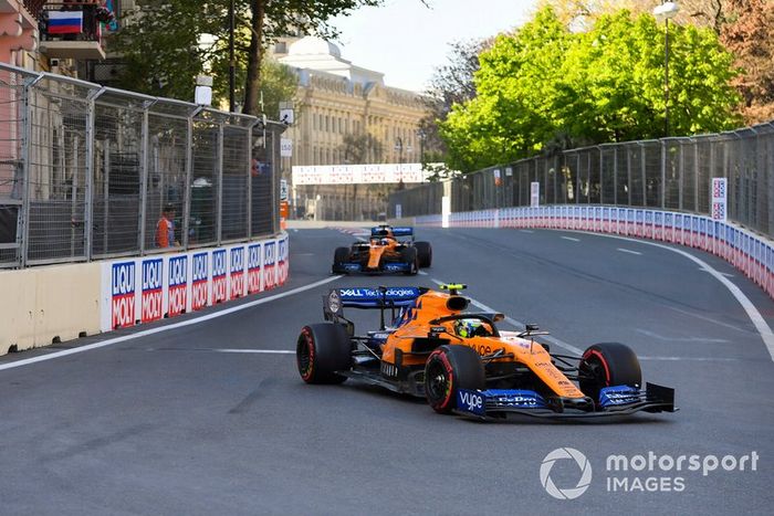 Lando Norris, McLaren MCL34 y Carlos Sainz Jr., McLaren MCL34