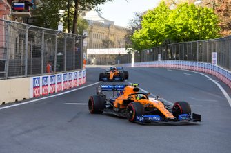 Lando Norris, McLaren MCL34, voor Carlos Sainz Jr., McLaren MCL34