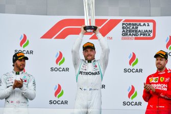Valtteri Bottas, Mercedes AMG F1, laat zijn beker zien