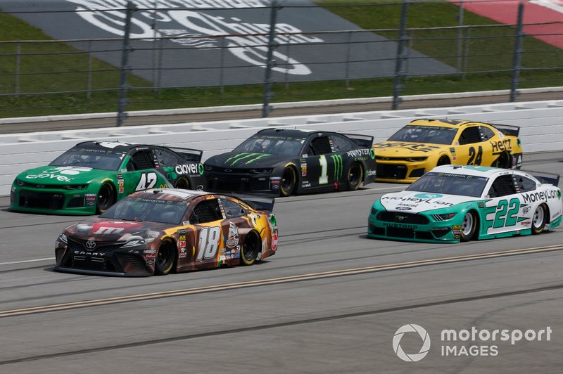 Kyle Busch, Joe Gibbs Racing, Toyota Camry M&M's Chocolate Bar Kyle Larson, Chip Ganassi Racing, Chevrolet Camaro Clover