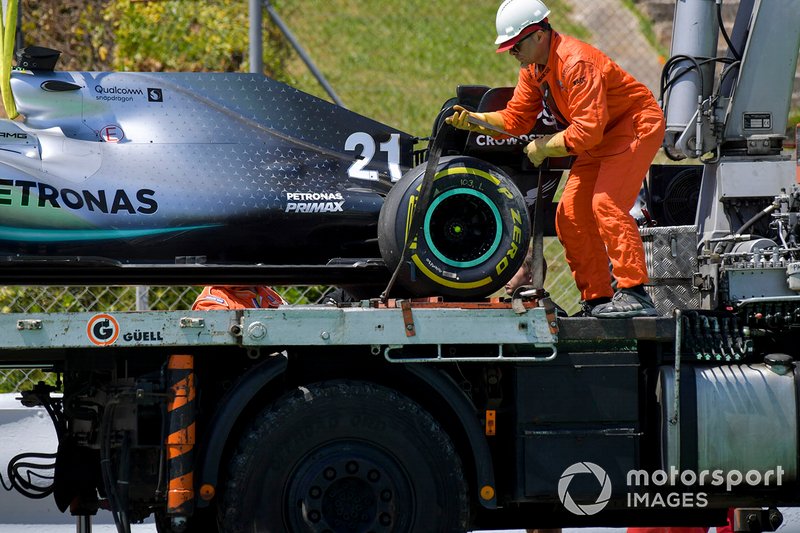 Coche de Nikita Mazepin, probador privado, Mercedes AMG F1 montado en la parte trasera de una grúa