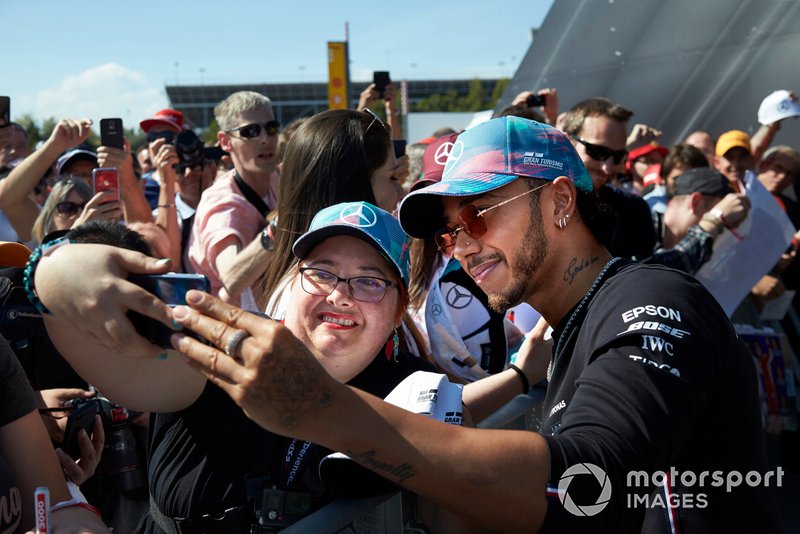 Lewis Hamilton, Mercedes AMG F1 poses for a selfie with a fan