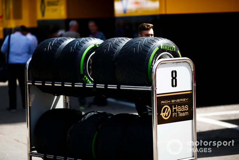 Neumáticos Pirelli empujados en el paddock por un mecánico de Haas