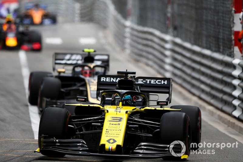 Daniel Ricciardo, Renault R.S.19 ve Kevin Magnussen, Haas F1 Team VF-19