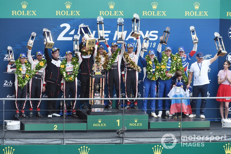 Les vainqueurs #8 Toyota Gazoo Racing Toyota TS050: Sébastien Buemi, Kazuki Nakajima, Fernando Alonso, deuxième place #7 Toyota Gazoo Racing Toyota TS050: Mike Conway, Kamui Kobayashi, Jose Maria Lopez, troisième place #11 SMP Racing BR Engineering BR1: Mikhail Aleshin, Vitaly Petrov, Stoffel Vandoorne
