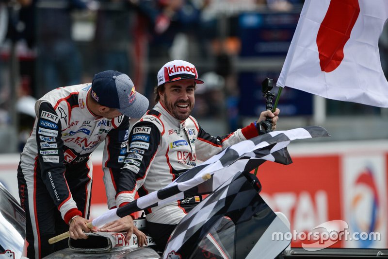 Il vincitore #8 Toyota Gazoo Racing Toyota TS050: Sébastien Buemi, Kazuki Nakajima, Fernando Alonso