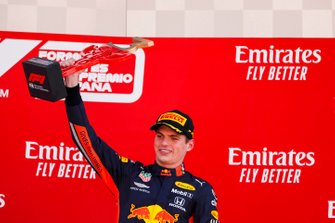 Max Verstappen, Red Bull Racing op het podium met derde trofee