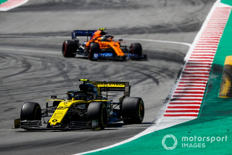 Nico Hulkenberg, Renault R.S. 19, guida Lando Norris, McLaren MCL34