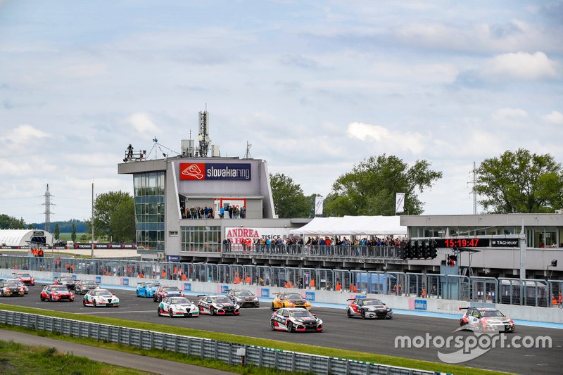 Start des WTCR 2019 auf dem Slovakiaring