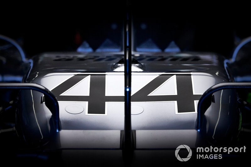 Dettaglio del numero sulla Mercedes AMG F1 W10 di Lewis Hamilton