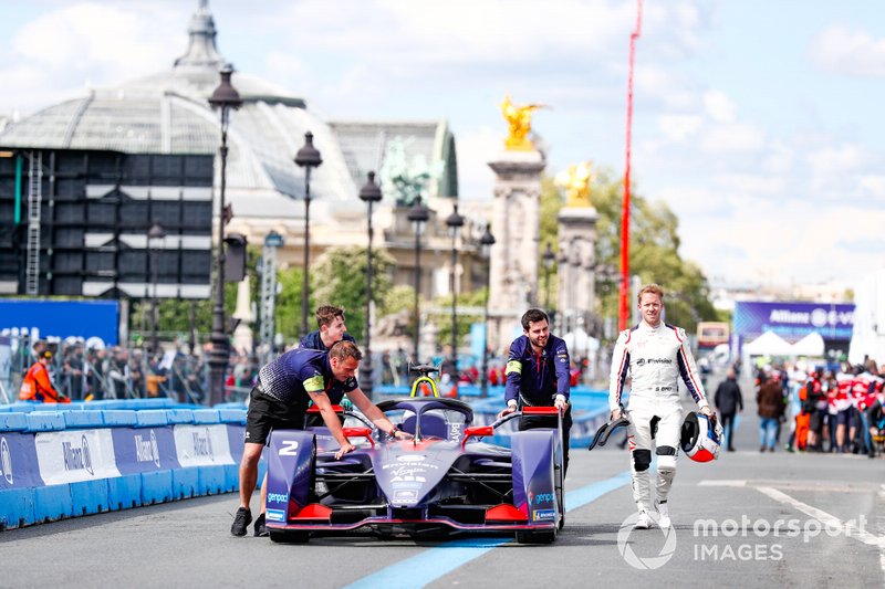 Sam Bird, Envision Virgin Racing, Audi e-tron FE05, cammina accanto alla sua monoposto