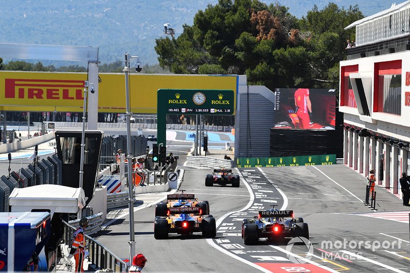 Pierre Gasly, Red Bull Racing RB15, Carlos Sainz Jr, McLaren MCL34, Lando Norris, McLaren MCL34 y Max Verstappen, Red Bull Racing RB15, abandonan los boxes durante la sesión de clasificación