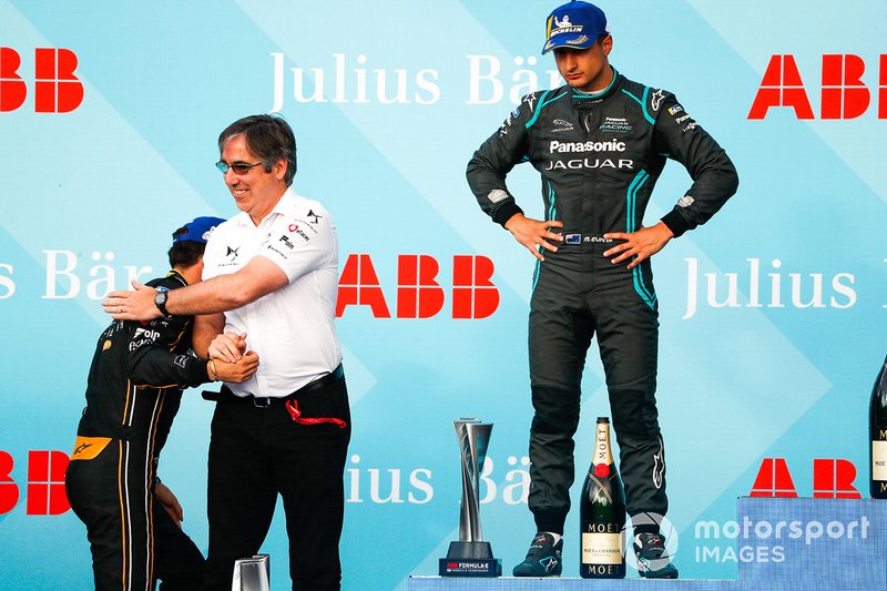 Mark Preston, Team Principal, DS TECHEETAH congratulates race winner Jean-Eric Vergne, DS TECHEETAH on the podium