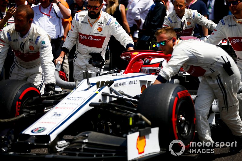 Kimi Raikkonen, Alfa Romeo Racing C38, arrive sur la grille
