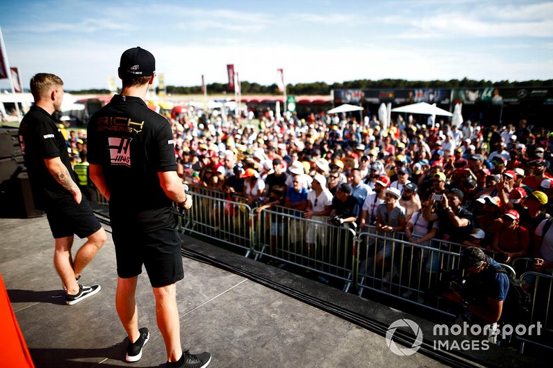 Kevin Magnussen, Haas F1, et Romain Grosjean, Haas F1, sur scène