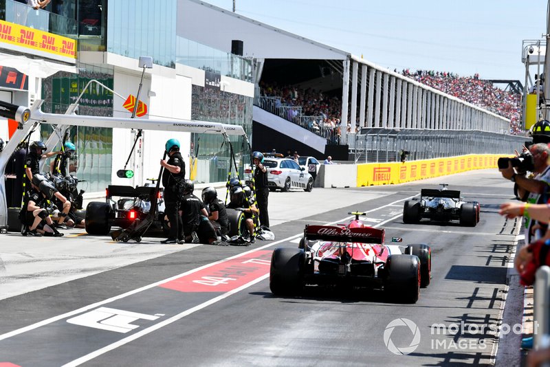 Lewis Hamilton, Mercedes AMG F1 W10, lidera a Antonio Giovinazzi, Alfa Romeo Racing C38, fuera de boxes mientras Valtteri Bottas, Mercedes AMG W10, hace una parada durante la sesión de clasificación