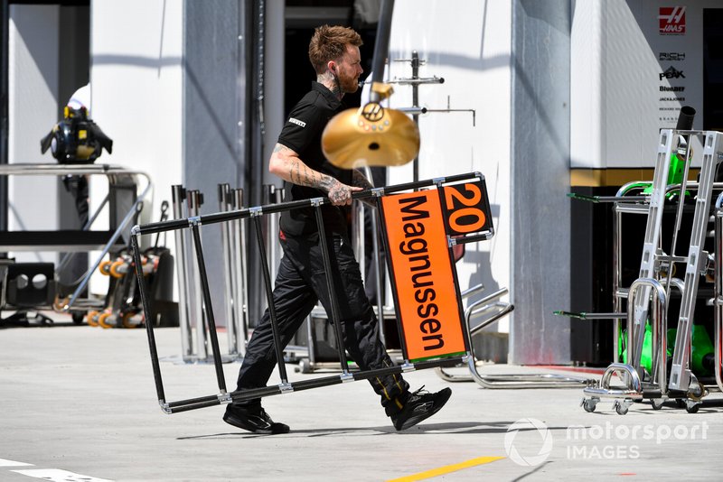 Un mecánico de Haas trae el tablero de Kevin Magnussen, Haas F1