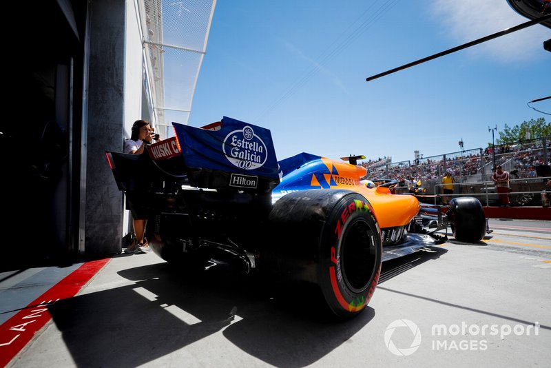 Lando Norris, McLaren MCL34, lascia il garage