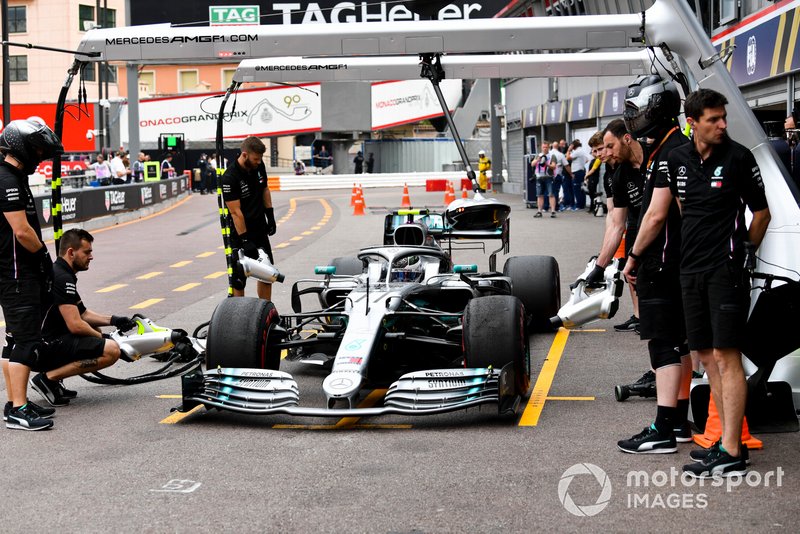 Valtteri Bottas, Mercedes AMG W10, ai box durante le prove