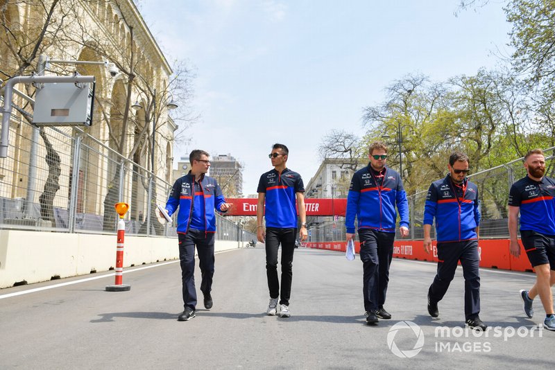 Alexander Albon, Toro Rosso cammina in pista con i suoi ingegneri