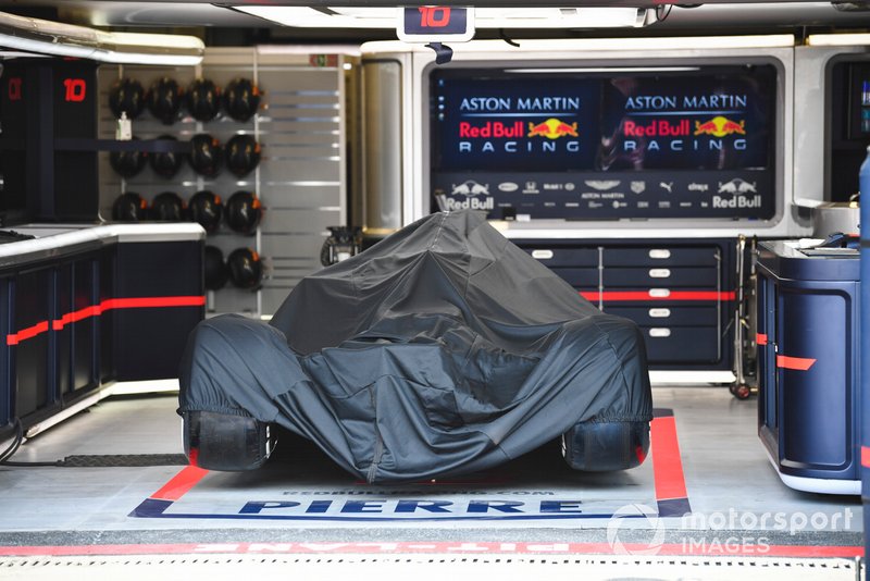 El coche de Pierre Gasly, Red Bull Racing RB15 en el box