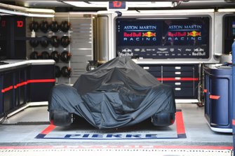 La voiture de Pierre Gasly, Red Bull Racing RB15 dans le garage