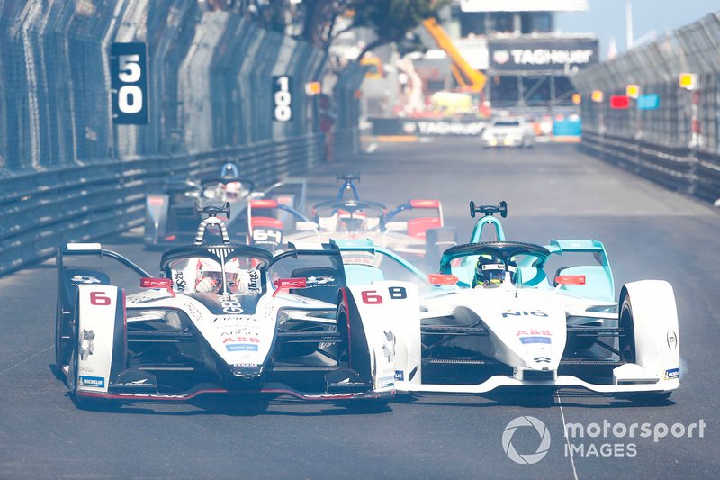 Through smoke, Maximillian Gunther, GEOX Dragon Racing, Penske EV-3, Tom Dillmann, NIO Formula E Team, NIO Sport 004 go side by side