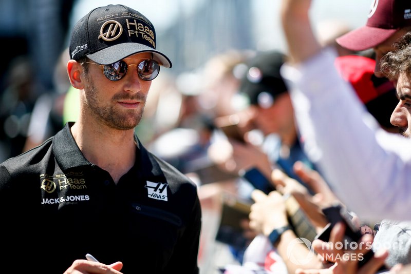 Romain Grosjean, Haas F1 signe un autographe pour un fan
