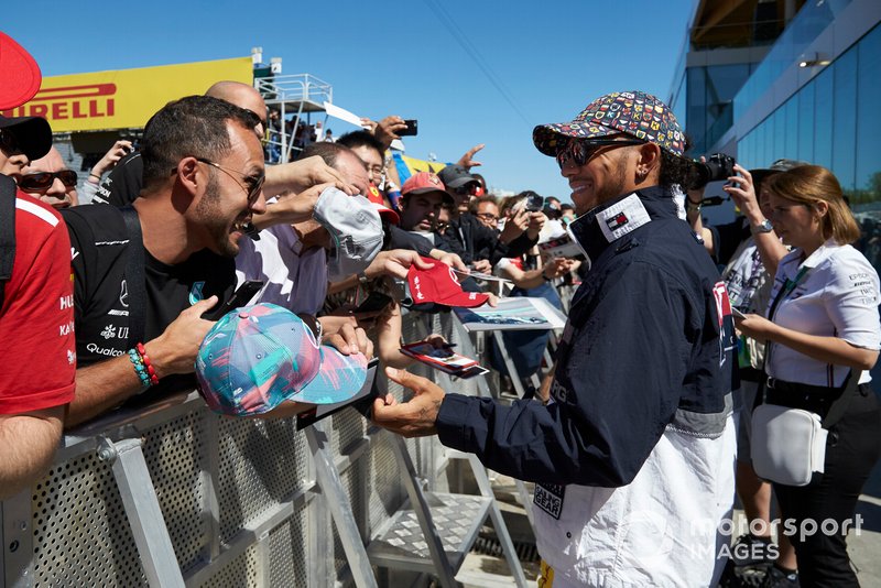 Lewis Hamilton, Mercedes AMG F1 signs a autograph for a fan