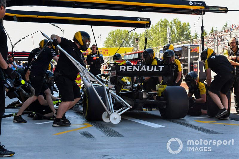 Nico Hulkenberg, Renault F1 Team R.S. 19, makes a stop during practice