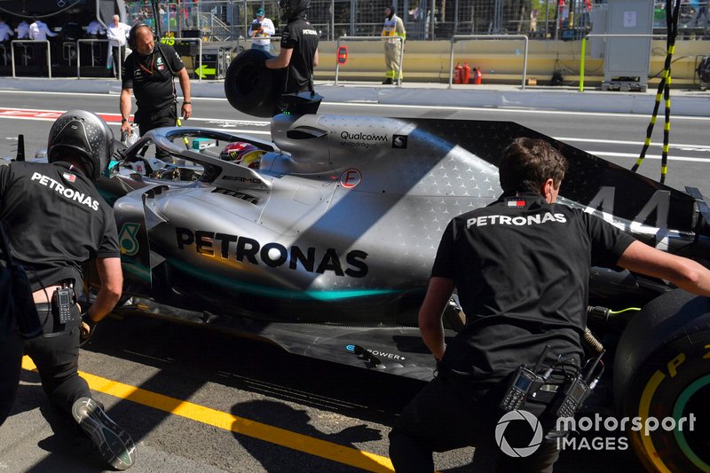 Lewis Hamilton, Mercedes AMG F1 W10, ai box durante le prove libere