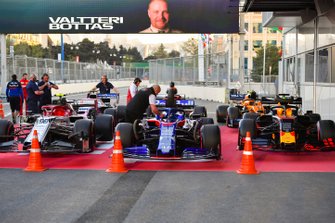 Wagens van Antonio Giovinazzi, Alfa Romeo Racing C38, Daniil Kvyat, Toro Rosso STR14, Max Verstappen, Red Bull Racing RB15, Sergio Perez, Racing Point RP19, Kimi Raikkonen, Alfa Romeo Racing C38, en Lando Norris, McLaren MCL34