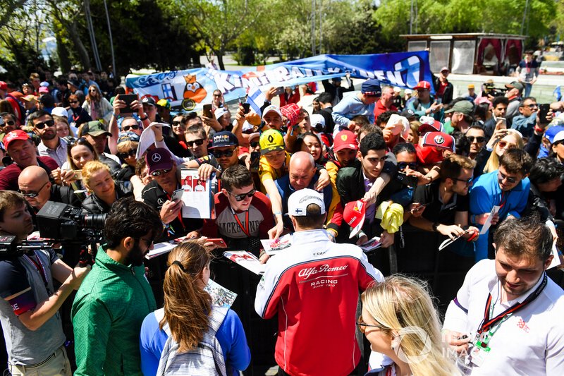 Kimi Raikkonen, Alfa Romeo Racing firma autografi ai fan