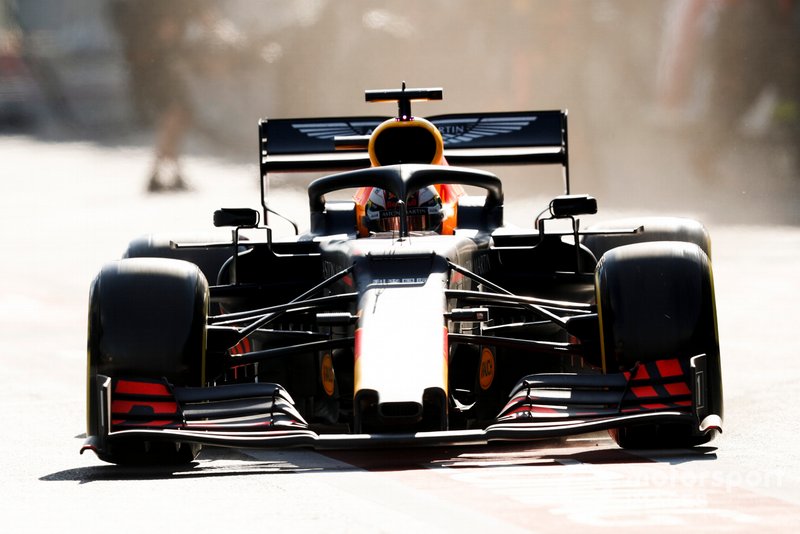 Max Verstappen, Red Bull Racing RB15 pit stop