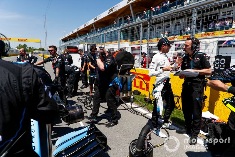 Robert Kubica, Williams Racing, and Williams mechanics on the grid