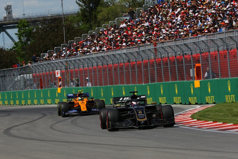 Romain Grosjean, Haas VF-19, devant Lando Norris, McLaren MCL34