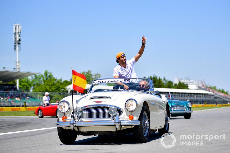 Carlos Sainz Jr, McLaren, en el desfile de pilotos