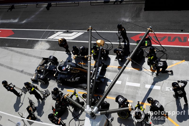 Romain Grosjean, Haas VF-19, sort du box après son arrêt