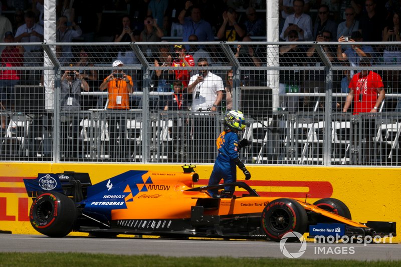 Lando Norris, McLaren MCL34, parks up with damage