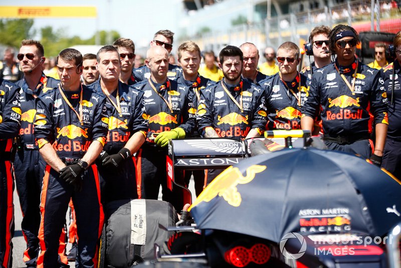 Red Bull Mechanics on the grid during the national anthem
