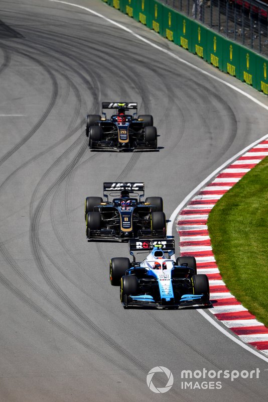 George Russell, Williams Racing FW42, devant Romain Grosjean, Haas VF-19, et Kevin Magnussen, Haas VF-19