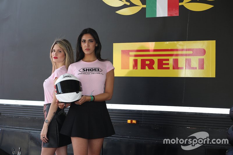 Modelle Shoei con un casco