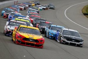 Joey Logano, Team Penske, Ford Mustang Shell Pennzoil and Aric Almirola, Stewart-Haas Racing, Ford Mustang Smithfield / Meijer green flag start