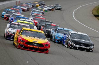 Joey Logano, Team Penske, Ford Mustang Shell Pennzoil and Aric Almirola, Stewart-Haas Racing, Ford Mustang Smithfield / Meijer green flag start
