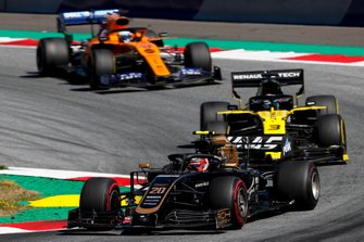 Kevin Magnussen, Haas F1 Team VF-19, voor Daniel Ricciardo, Renault F1 Team R.S.19, en Carlos Sainz Jr., McLaren MCL34