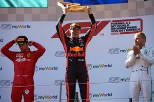 Il vincitore della gara Max Verstappen, Red Bull Racing, sul podio