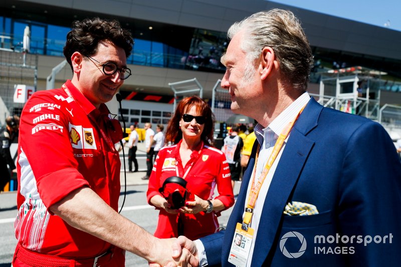 Mattia Binotto, Team Principal Ferrari e Sean Bratches, Amministratore delegato delle operazioni commerciali, Formula One Group sulla griglia