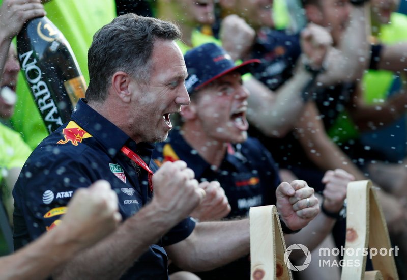 Christian Horner e Max Verstappen, Red Bull Racing festeggiano con il team